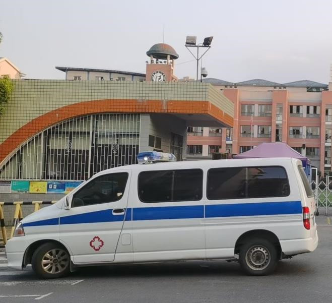 竞秀救护车出租护送骨折病人一公里多少钱